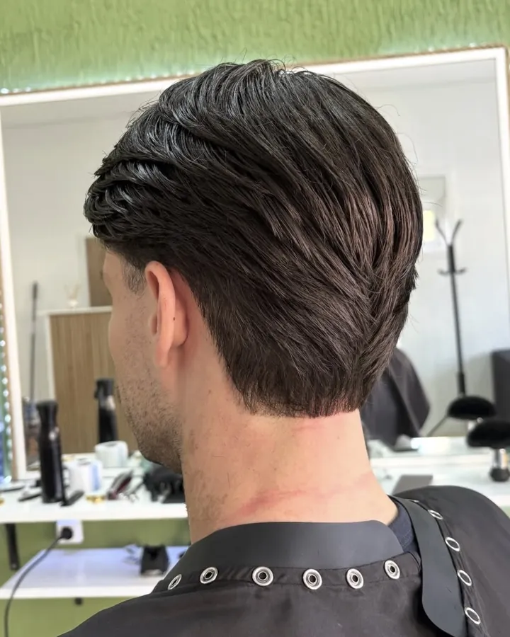 Corte clássico à tesoura, com o cabelo penteado para trás