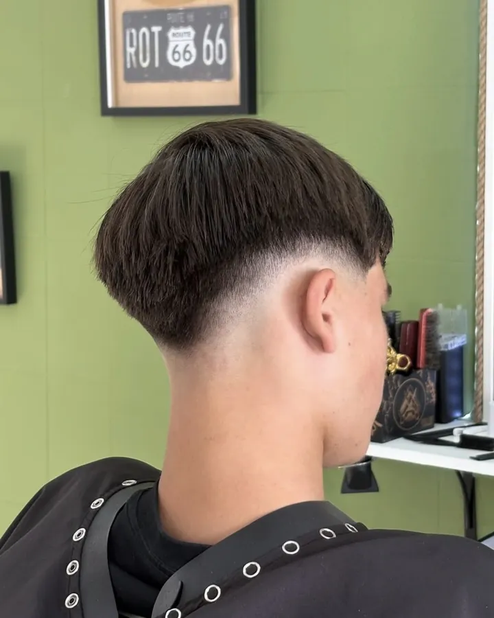 Mid fade com o topo arredondado, visto de trás