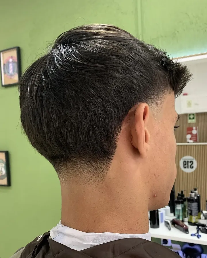Topo comprido penteado para trás e taper na nuca